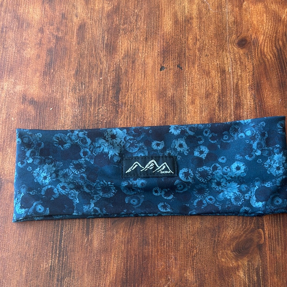 Woman’s Skida Headband. One Size. Color Black Blueish Greenish Floral pattern.